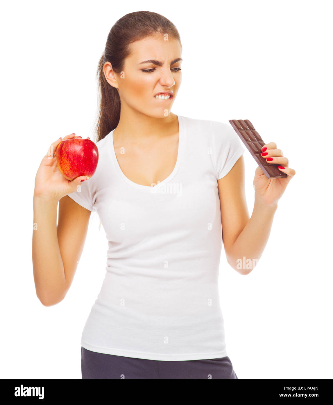Jeune fille doutant avec apple et isolé au chocolat Banque D'Images