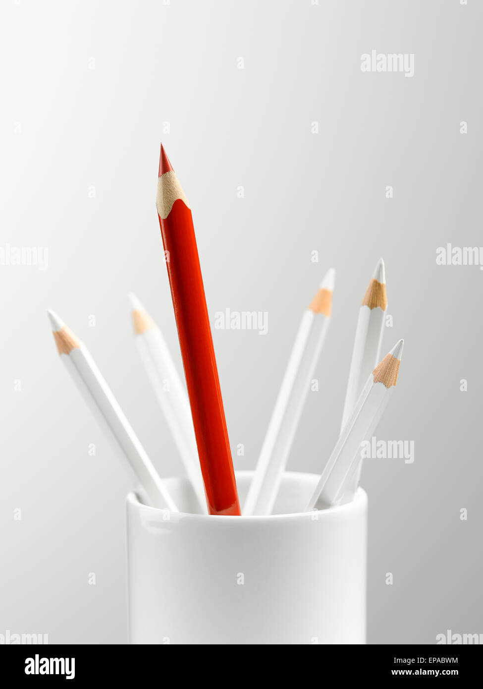 Tall crayon rouge tasse small white still life Banque D'Images