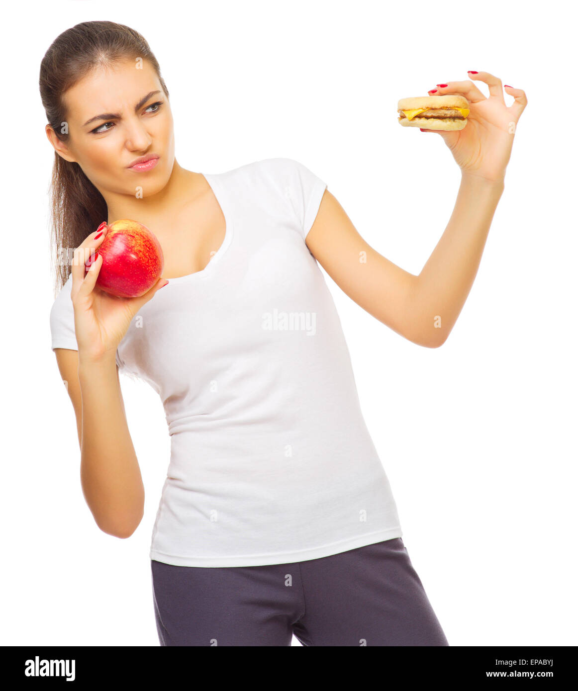 Jeune femme en bonne santé avec apple et isolées du hamburger Banque D'Images