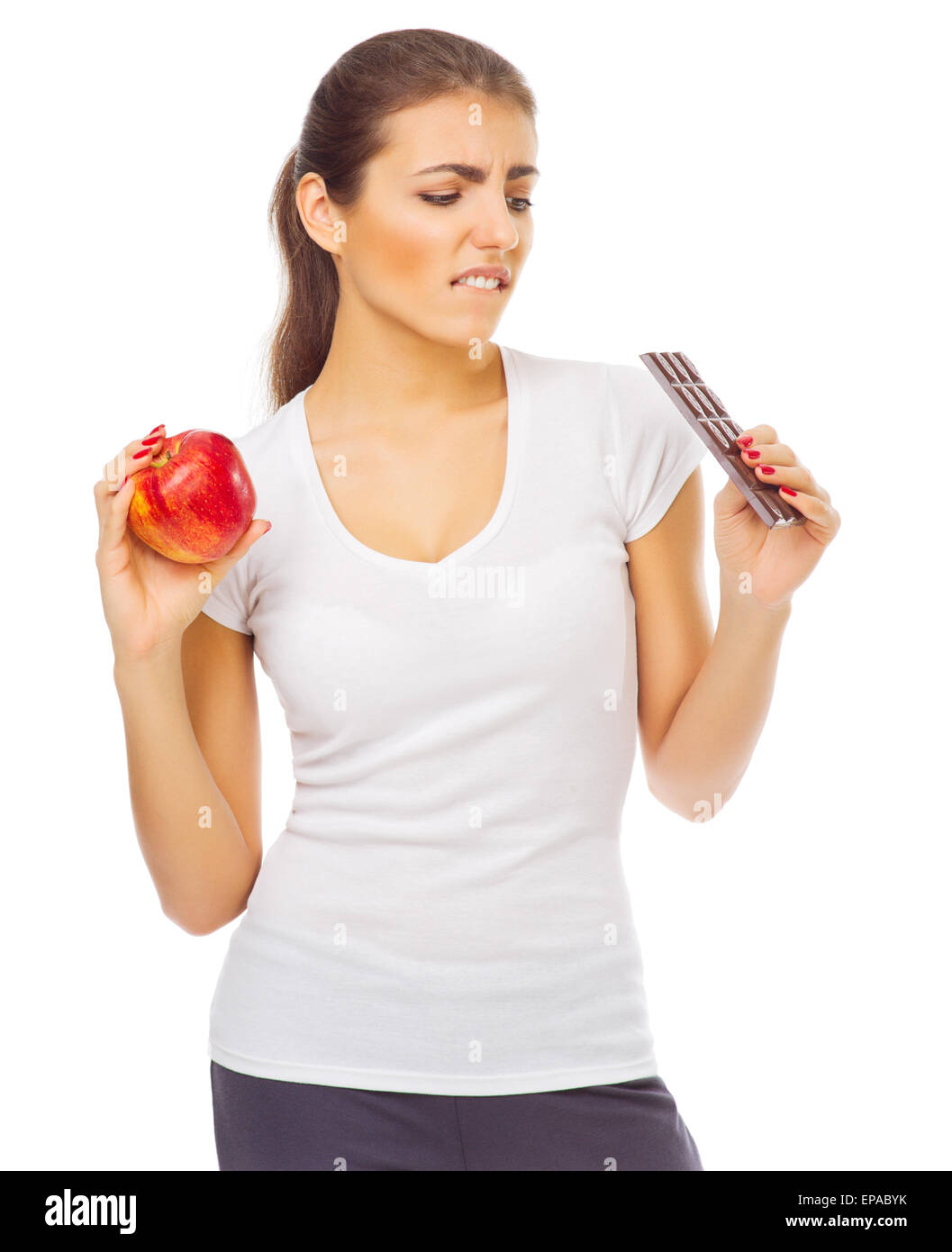 Jeune femme en bonne santé avec apple et isolé au chocolat Banque D'Images