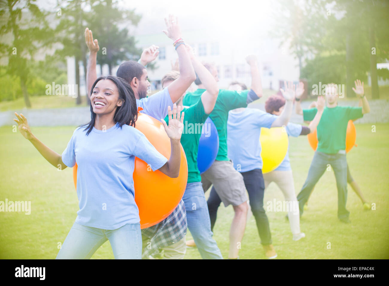 L'exécution de l'activité team building fitness ball Banque D'Images