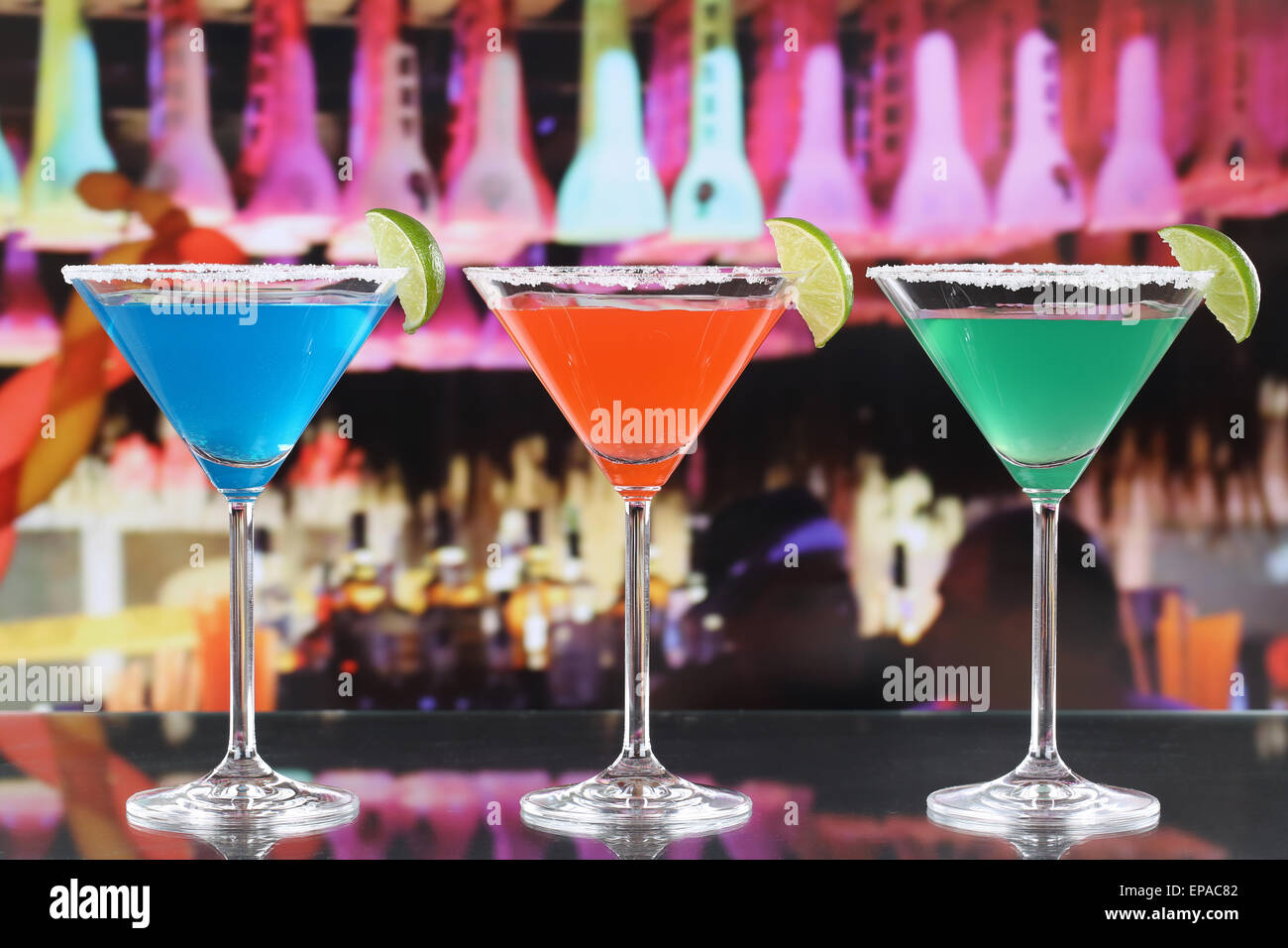 Bunte Cocktails dans ñsern├Gl Martini in einer Bar Banque D'Images