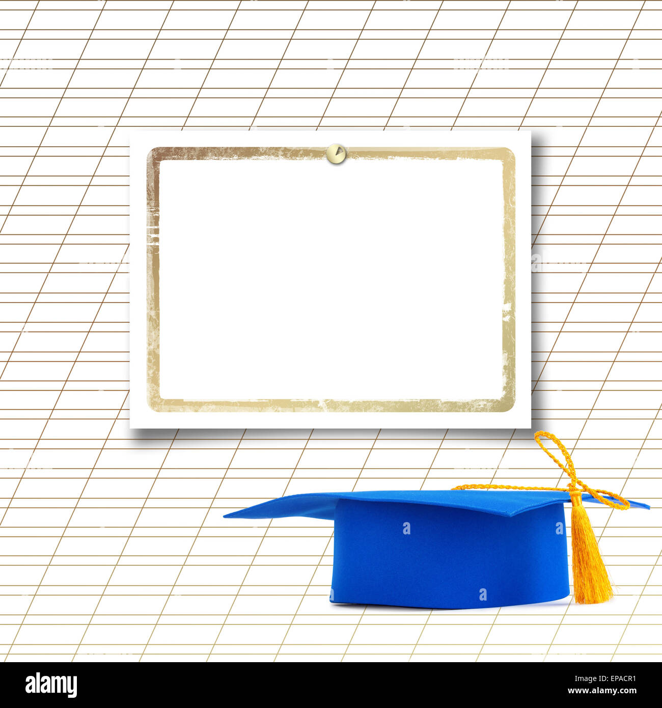 Conseil de mortier ou graduation cap avec des feuilles de papier sur la feuille de l'ordinateur portable d'arrière-plan Banque D'Images