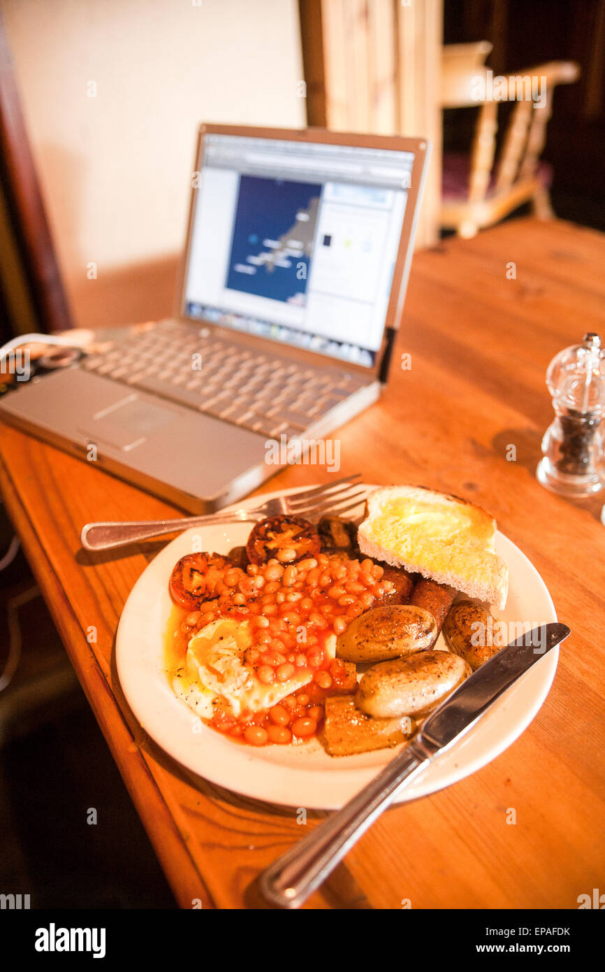 Le petit déjeuner anglais complet en option végétarienne au St Agnes Hotel qui dispose d'une connexion Wi-Fi gratuite pour les utilisateurs d'ordinateur portable de l'ordinateur, au centre du village de St Agnes en Cornouailles du nord, en Angleterre. Banque D'Images