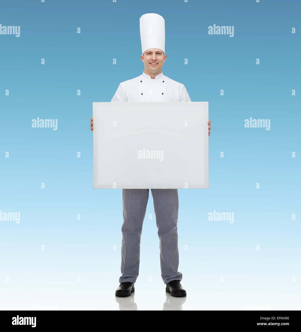 Happy male chef cook holding white blank big board Banque D'Images