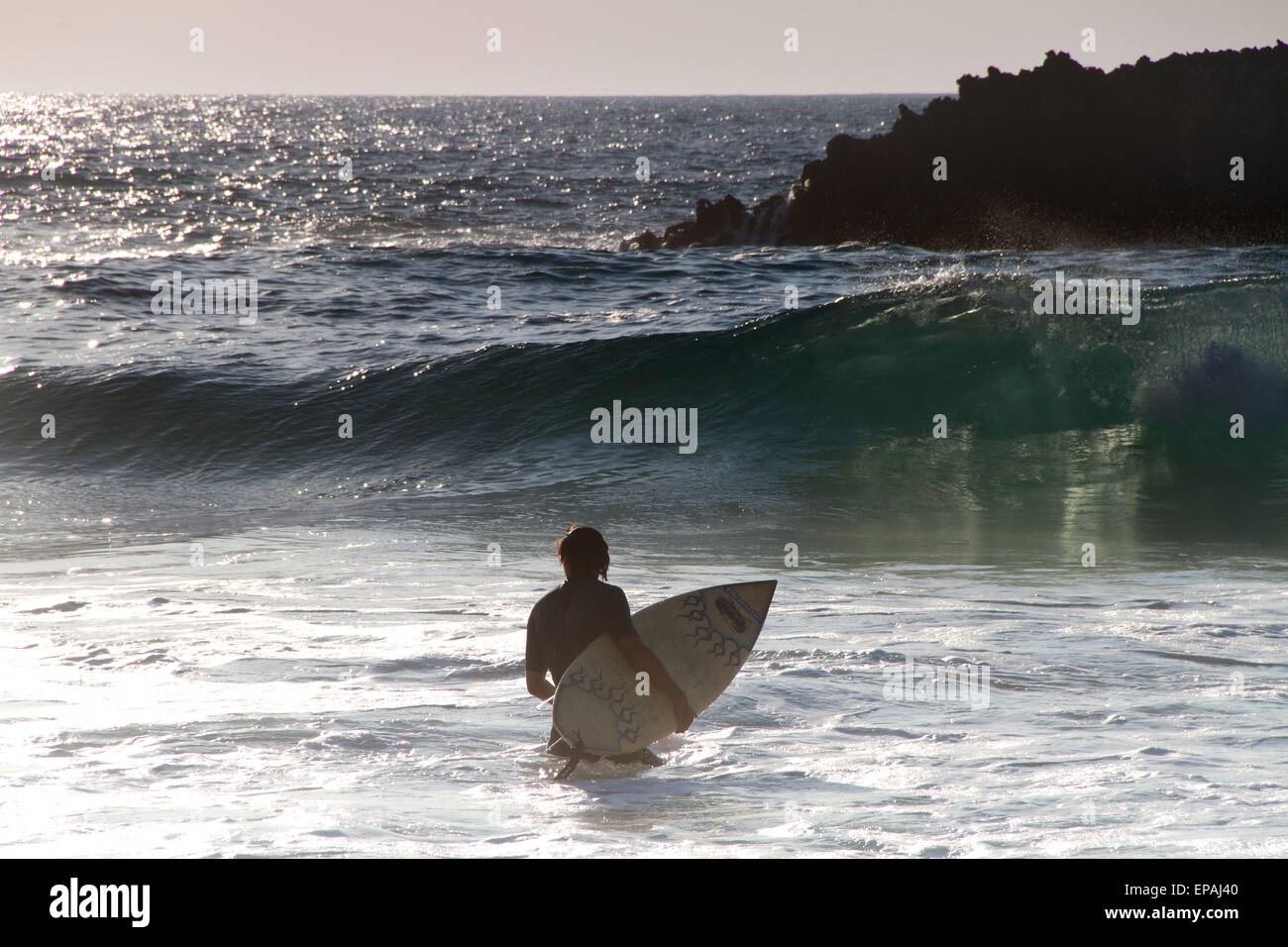 Homme avec planche de surf Banque D'Images