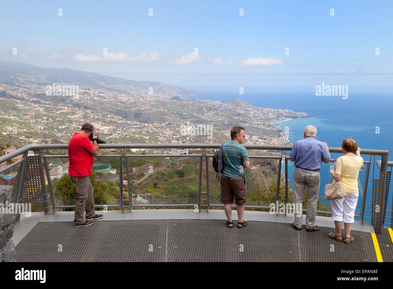 Les touristes à la vue depuis le sommet de la Cabo Girão, la falaise la plus haute d'Europe, de Madère, de l'Europe Banque D'Images