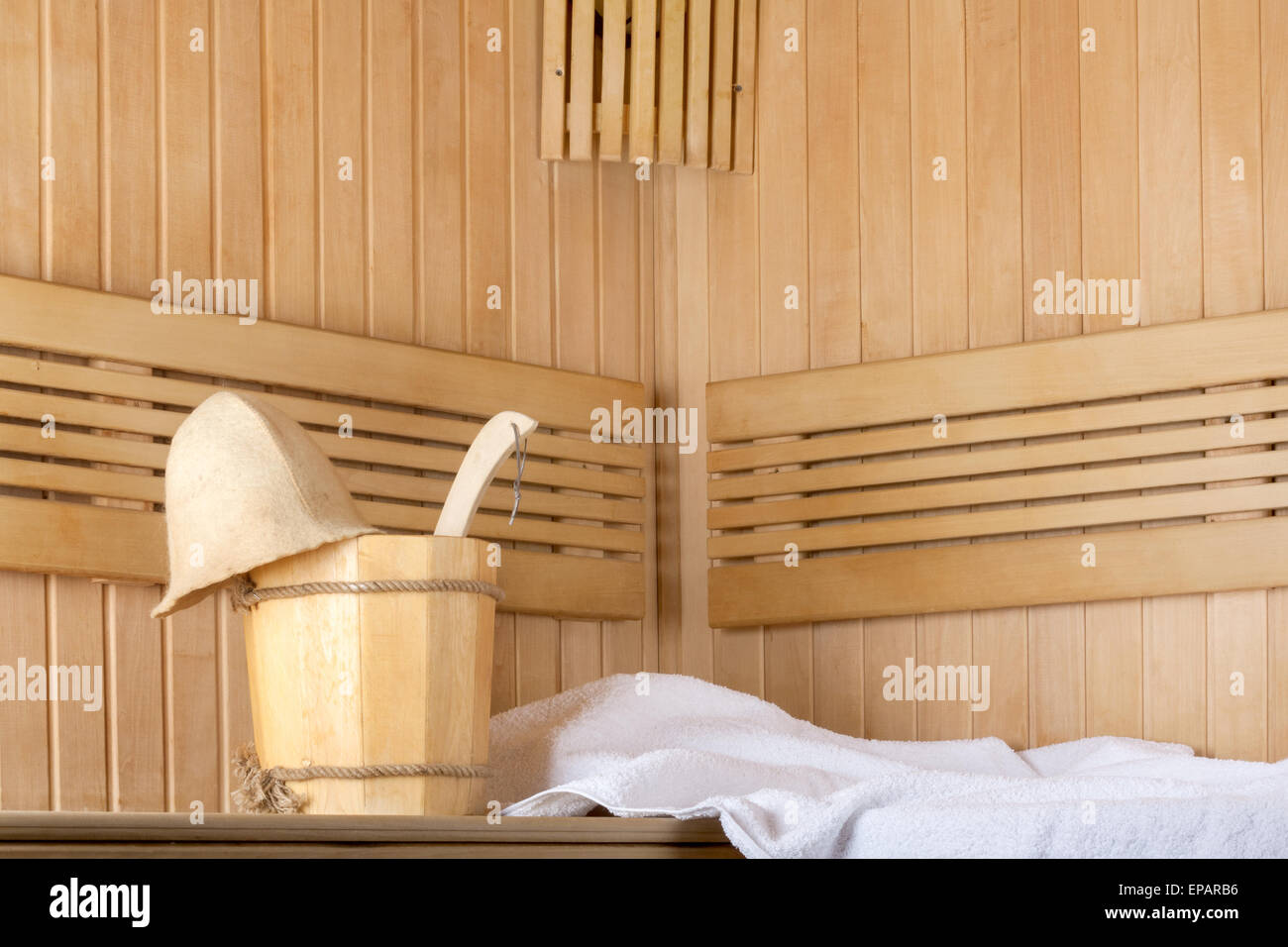 Sauna traditionnel en bois pour la détente avec seau d'eau et un ensemble de serviettes propres Banque D'Images