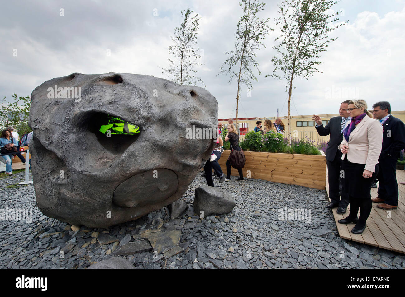 Ministre du développement régional Karla Slechtova objet montres E-1900 faite par le célèbre République Tchèque Jakub Nepras artis sur le toit de pavillon tchèque au cours de l'exposition mondiale EXPO 2015 et présentation de la fête nationale tchèque, à Milan, Italie, le 15 mai 2015. (CTK Photo/Vit Simanek) Banque D'Images