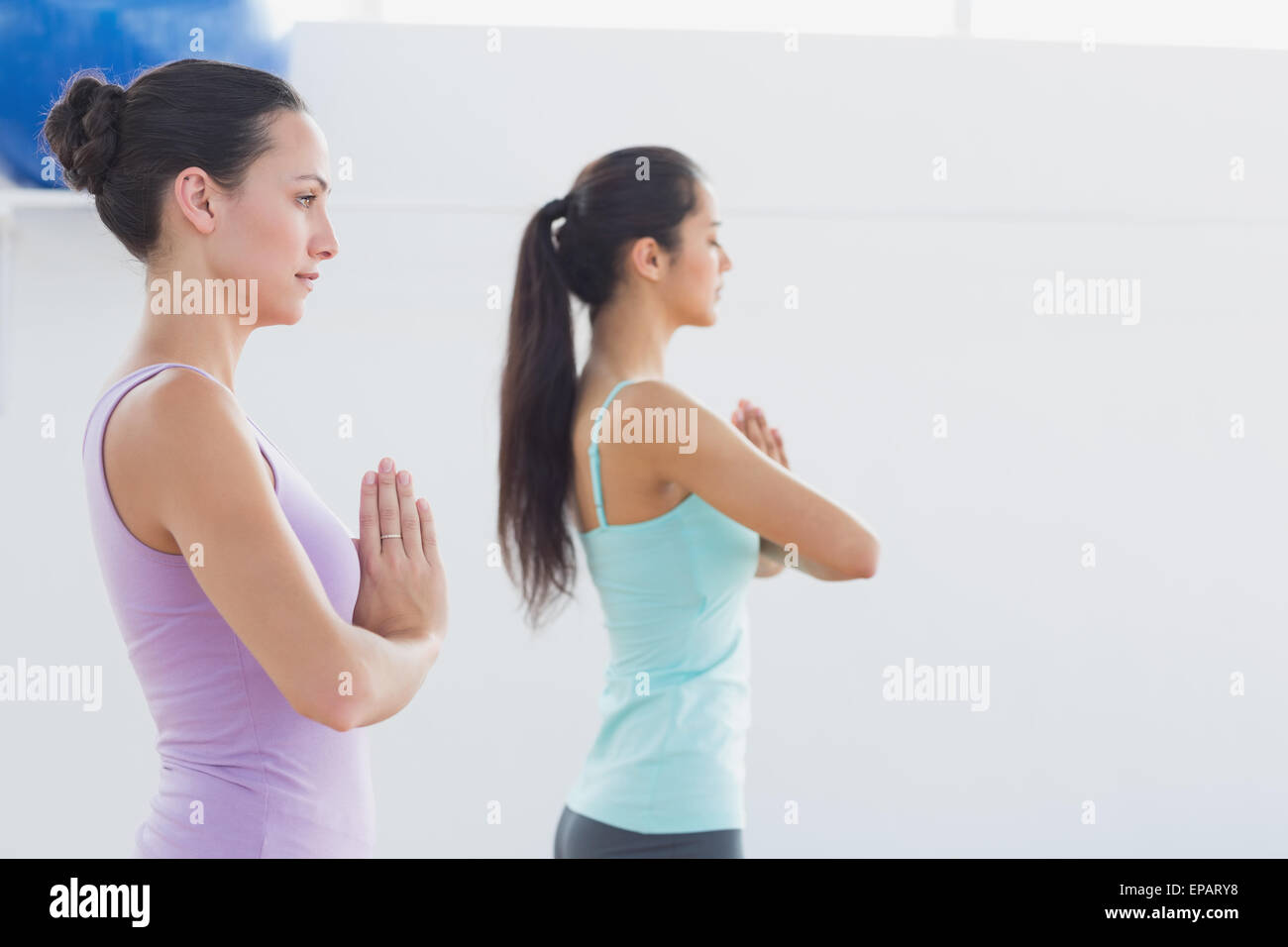 Les femmes sportives avec mains jointes in fitness studio Banque D'Images