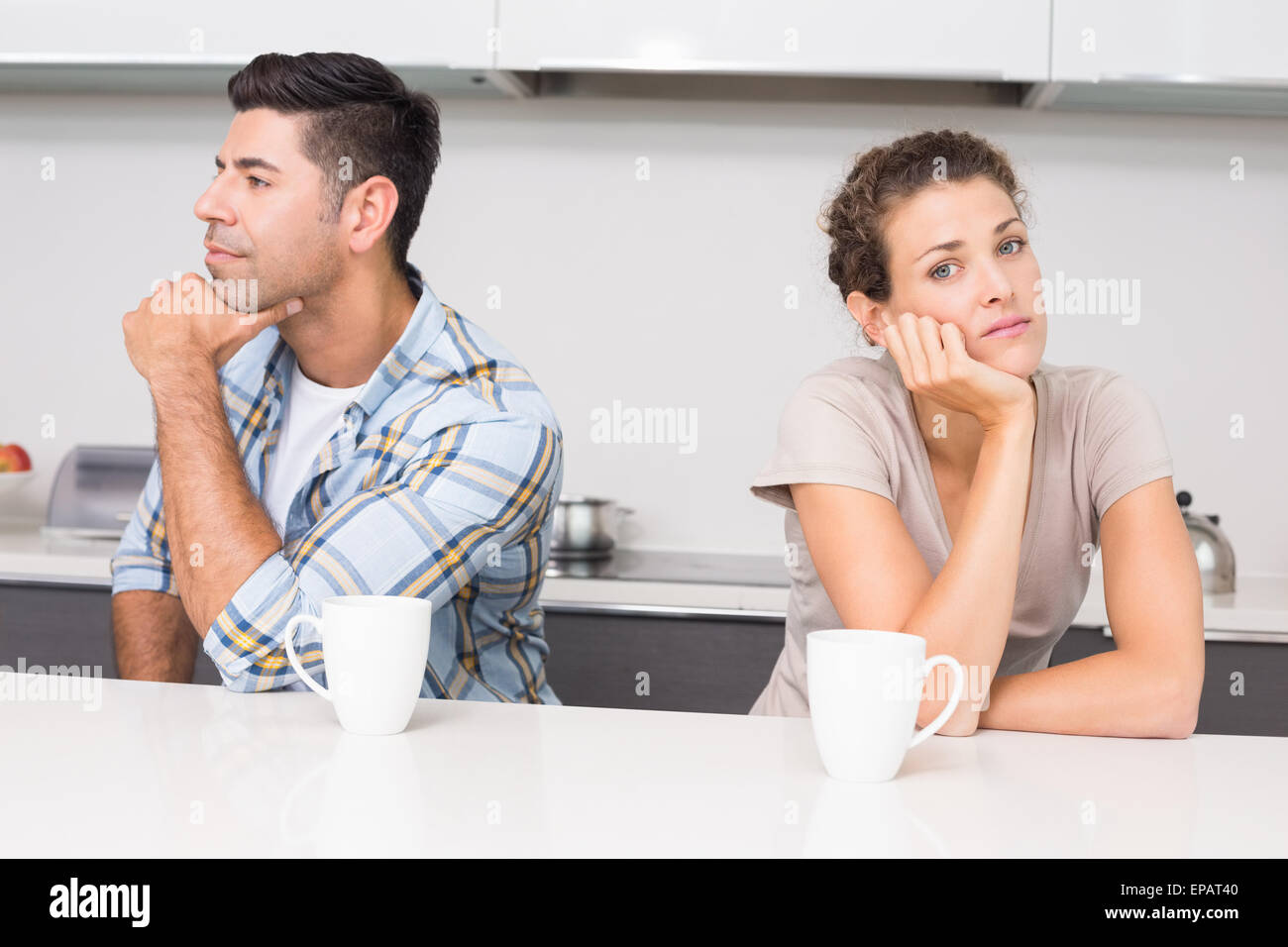 Couple having coffee troublée ne parle Banque D'Images