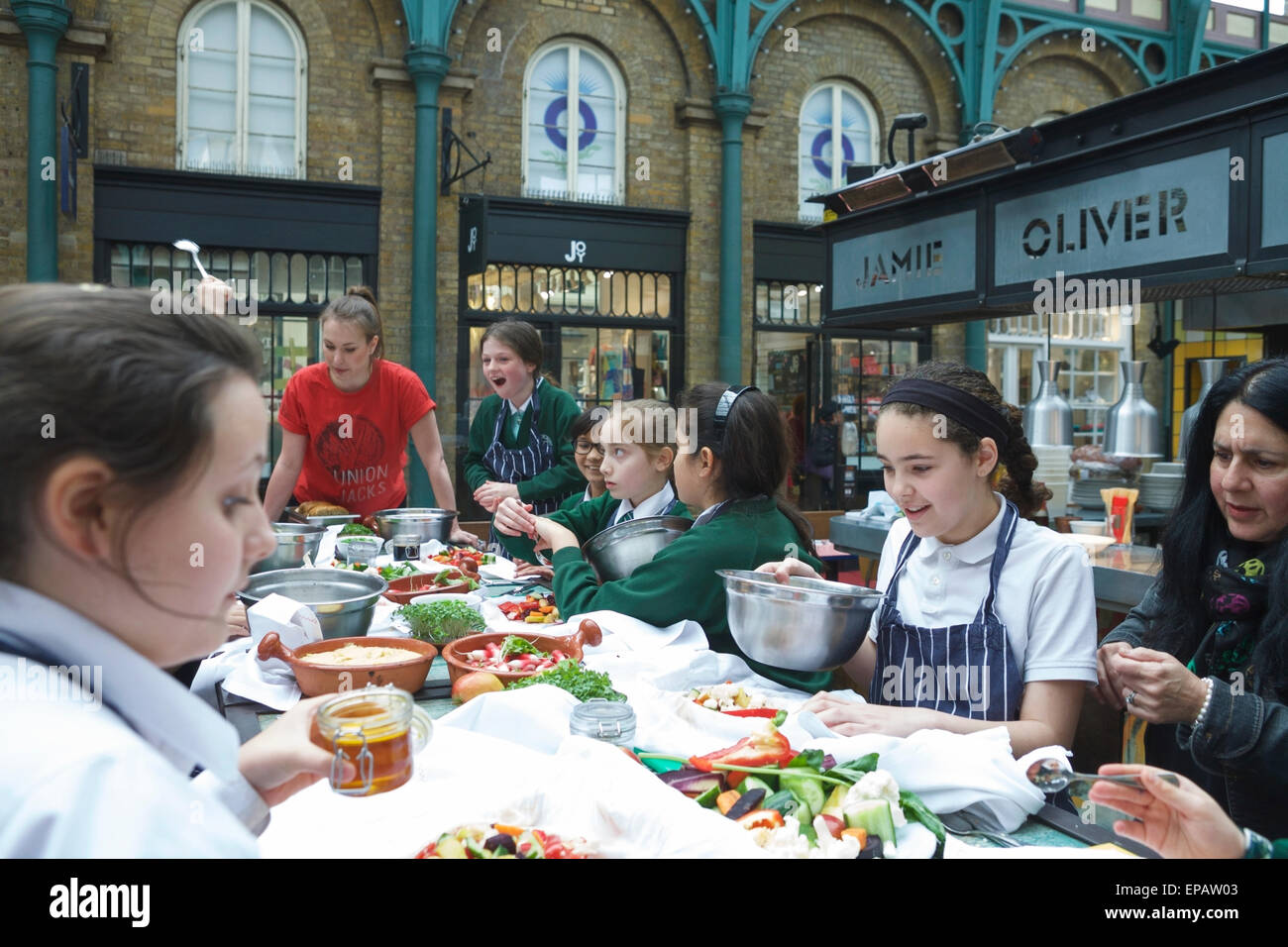 Londres, Royaume-Uni. 15 mai, 2015. Jamie Oliver's Union Jacks eatery, à Covent Garden, a invité 30 élèves de St Josephs l'école pour en savoir plus sur les aliments sains. Depuis 2005, Jamie Oliver a été le pays le plus reconnu militante pour les repas scolaires sains et de l'alimentation l'éducation. Banque D'Images