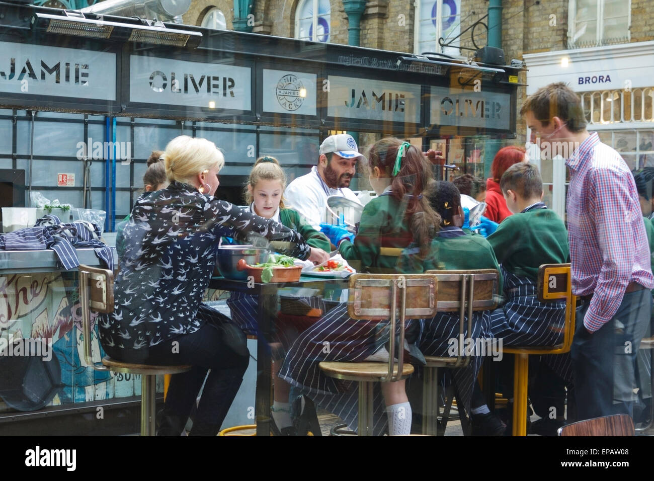 Londres, Royaume-Uni. 15 mai, 2015. Jamie Oliver's Union Jacks eatery, à Covent Garden, a invité 30 élèves de St Josephs l'école pour en savoir plus sur les aliments sains. Depuis 2005, Jamie Oliver a été le pays le plus reconnu militante pour les repas scolaires sains et de l'alimentation l'éducation. Banque D'Images