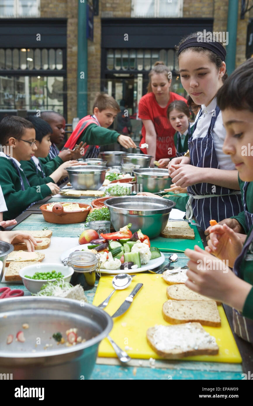 Londres, Royaume-Uni. 15 mai, 2015. Jamie Oliver's Union Jacks eatery, à Covent Garden, a invité 30 élèves de St Josephs l'école pour en savoir plus sur les aliments sains. Depuis 2005, Jamie Oliver a été le pays le plus reconnu militante pour les repas scolaires sains et de l'alimentation l'éducation. Banque D'Images