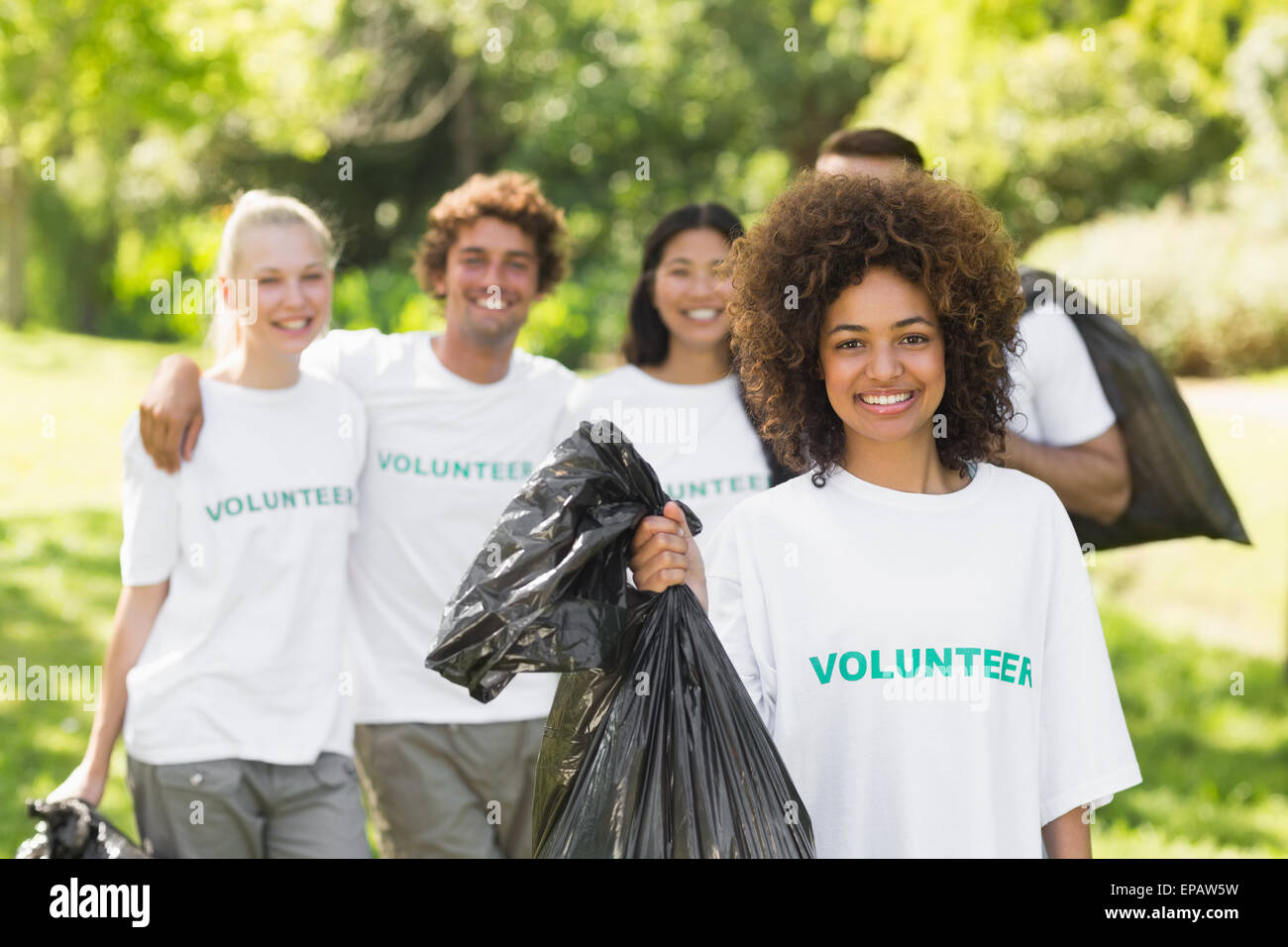 Équipe de bénévoles de ramasser les déchets dans la région de park Banque D'Images