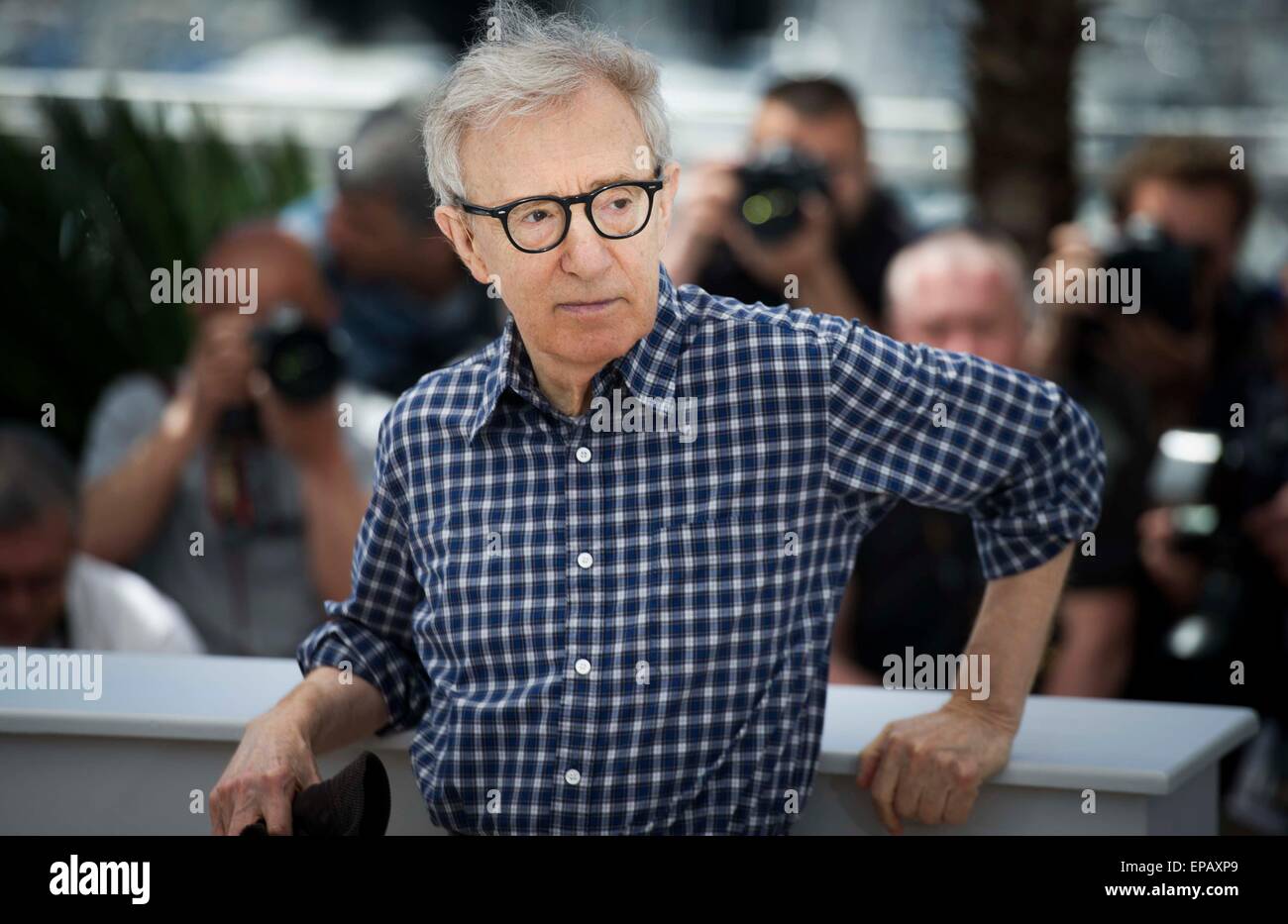 Cannes, France. 15 mai, 2015. Réalisateur Woody Allen pose dans un photocall pour son film 'Irrational Man' à la 68e Festival du Film de Cannes, dans le sud-est de la France, le 15 mai 2015. © Xinhua/Alamy Live News Banque D'Images