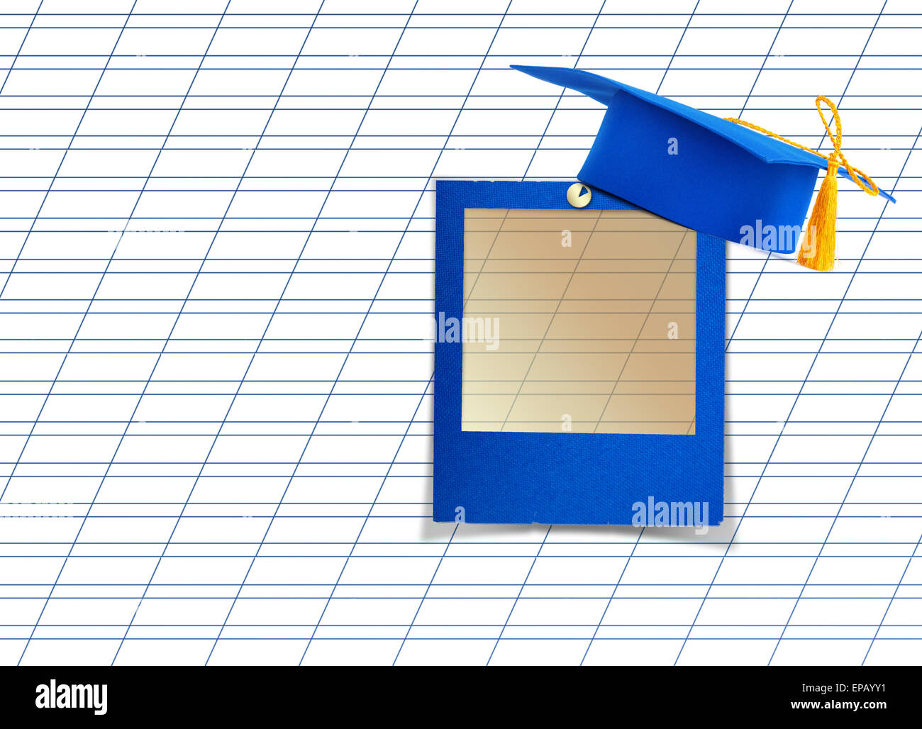 Conseil de mortier ou graduation cap bleu avec glisser sur la feuille de l'ordinateur portable d'arrière-plan Banque D'Images