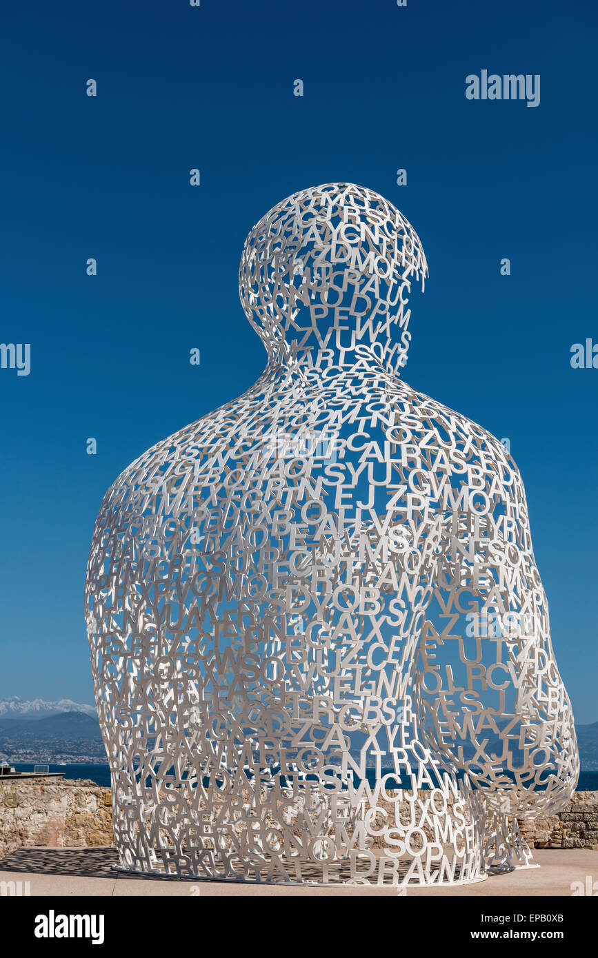 Nomade, une sculpture d'un homme fait de lettres à Antibes par Jaume Plensa, avec les Alpes au loin Banque D'Images