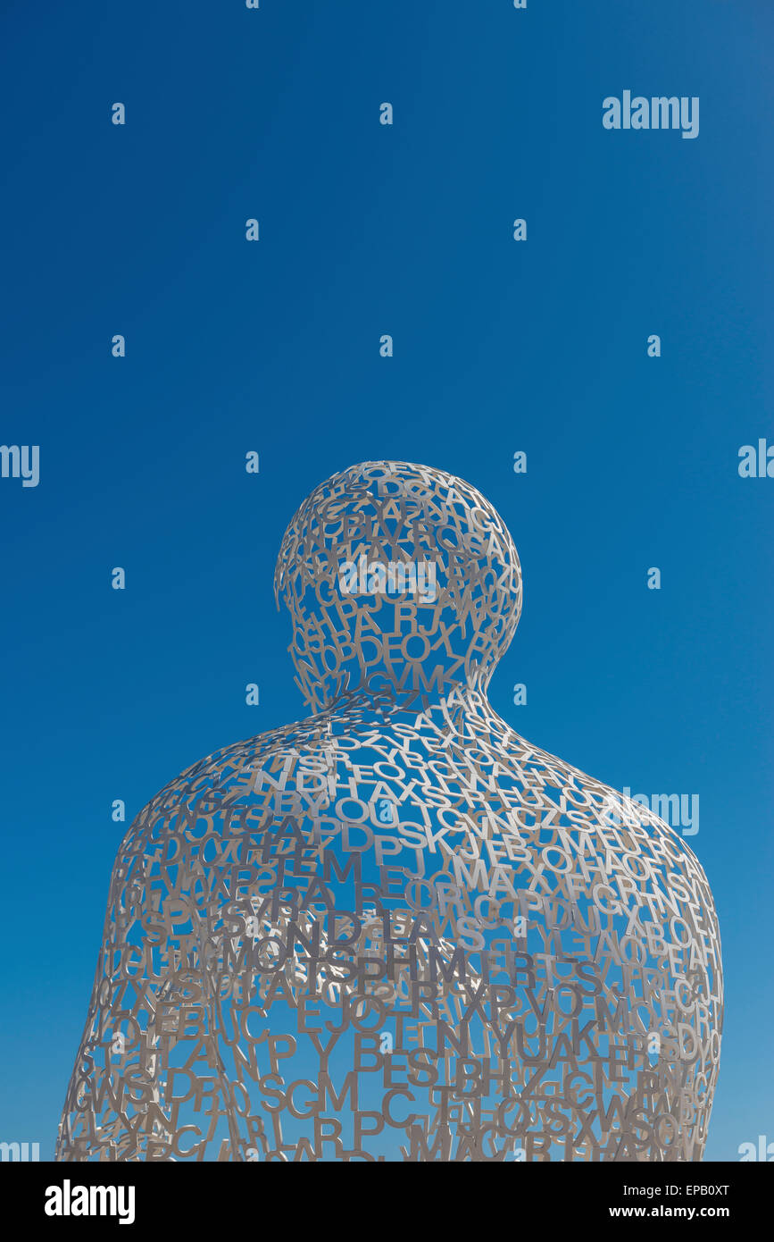 Nomade, une sculpture d'un homme fait de lettres à Antibes par Jaume Plensa Banque D'Images