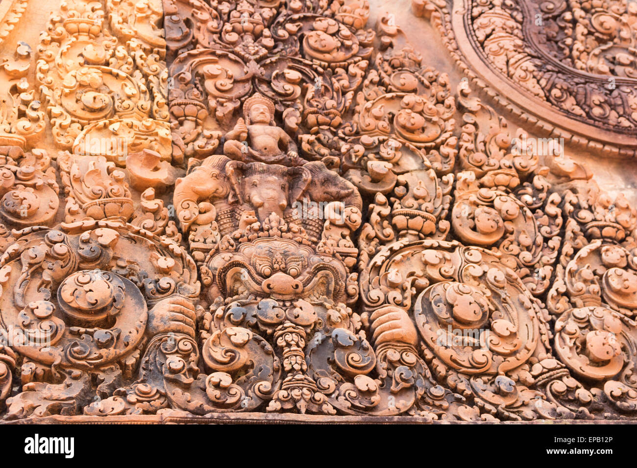 La sculpture sur pierre rouge du Temple de Banteay Srei dans la région d'Angkor près de Siem Reap, au Cambodge. Banque D'Images