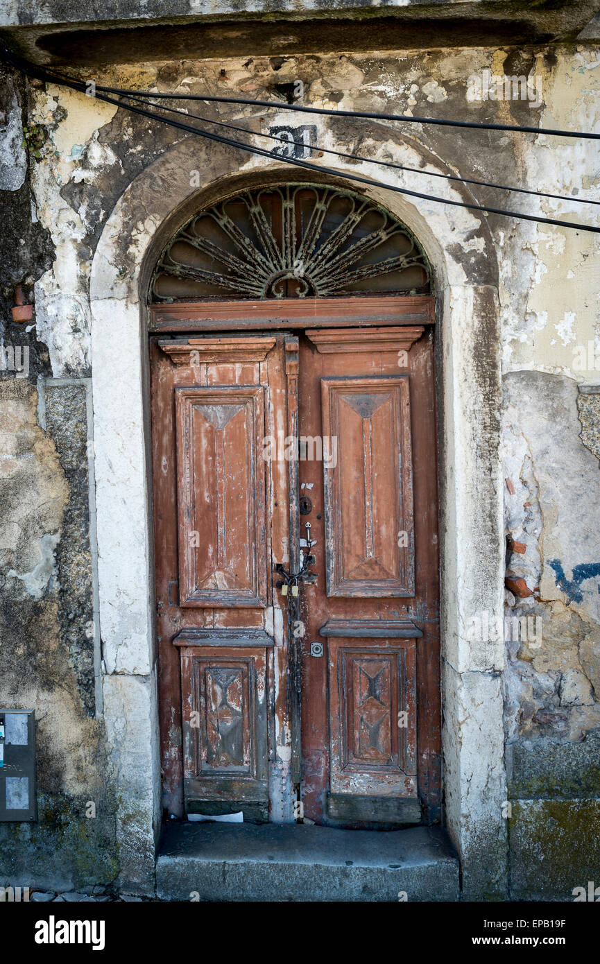 Porte en bois traditionnel sur un bâtiment abandonné dans le quartier de Belém de Lisbonne Portugal Banque D'Images