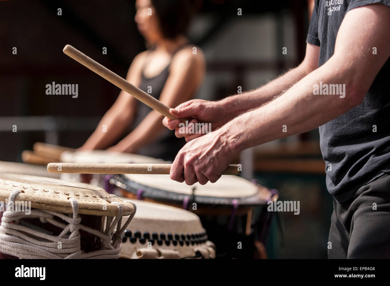 Londres, Royaume-Uni. 15 mai 2015. Tambours Taiko effectuer à l'inaugural, FestivalAsia la plus grande de Londres tous les Asiatiques en salle-festival, qui a ouvert ses portes à quai du tabac aujourd'hui. L'événement de trois jours en vedette pan-asiatique, culinaires et culturelles Les activités artistiques. Crédit : Stephen Chung / Alamy Live News Banque D'Images