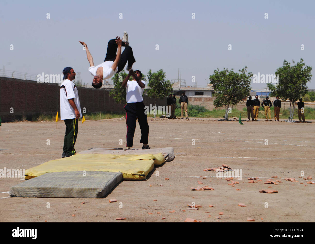 Les agents de police sont montrant leurs compétences professionnelles au cours de leur cérémonie de passage à Nara Prison de Hyderabad le vendredi 15 mai, 2015. Banque D'Images