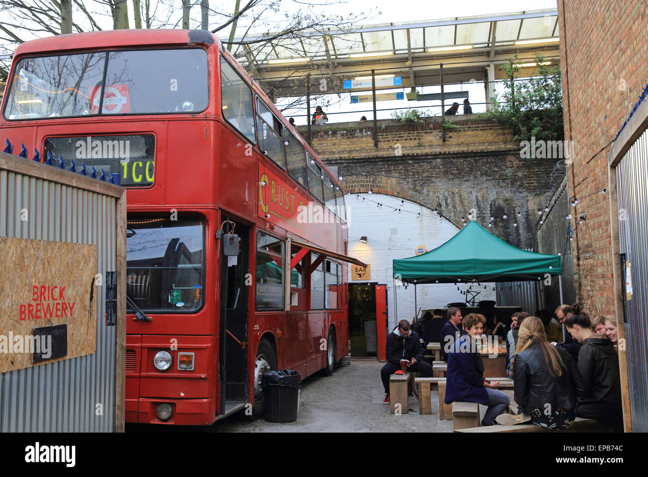 Le bus d'orchestre excentrique converti en croûte de pop up restaurant, dans le quartier branché de Peckham Rye, en SE de Londres, Angleterre, Royaume-Uni Banque D'Images