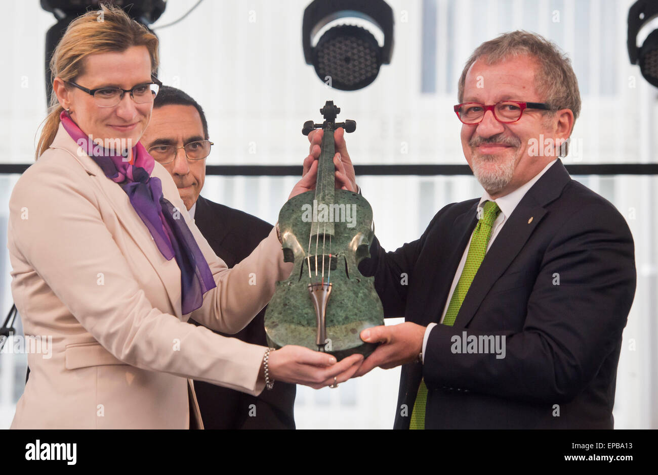 Le ministre tchèque du développement régional Karla Slechtova, gauche, rencontre le président de la Lombardie, Roberto Maroni, dans le pavillon tchèque au cours de l'exposition mondiale EXPO 2015 au cours de la présentation de la fête nationale tchèque, à Milan, Italie, le 15 mai 2015. (CTK Photo/Vit Simanek) Banque D'Images