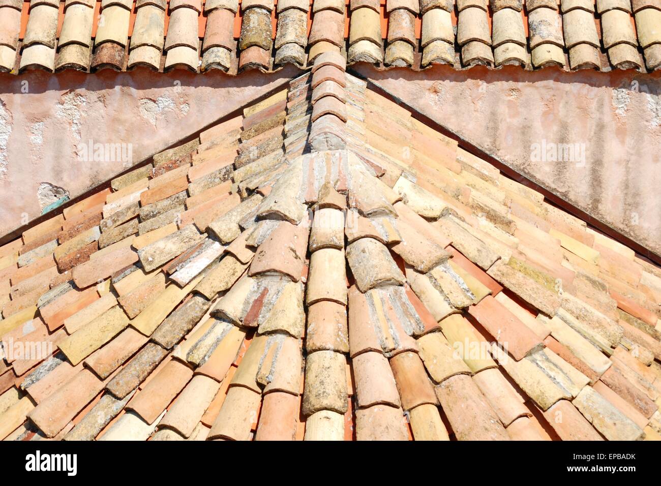 Tuiles de toit en terre cuite en forme de ventilateur Banque D'Images