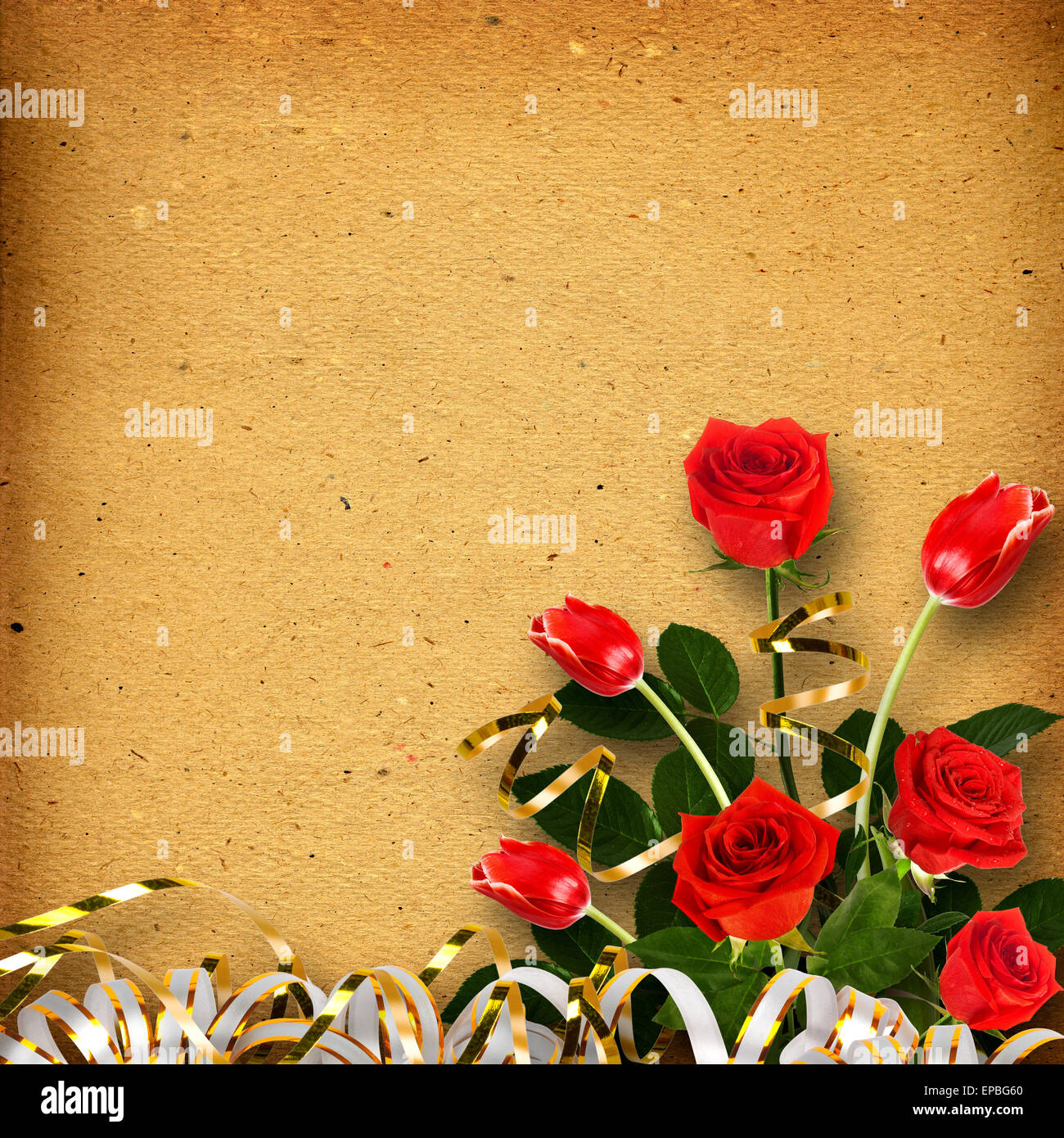 Old vintage album de photo avec un bouquet de roses rouges et des tulipes Banque D'Images