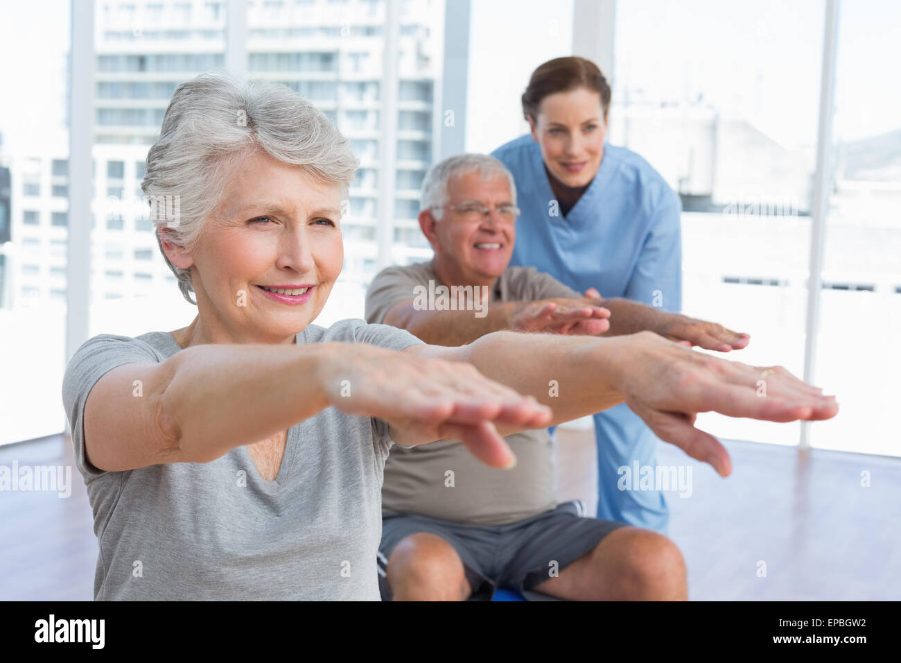 Female therapist aider senior couple avec des exercices Banque D'Images