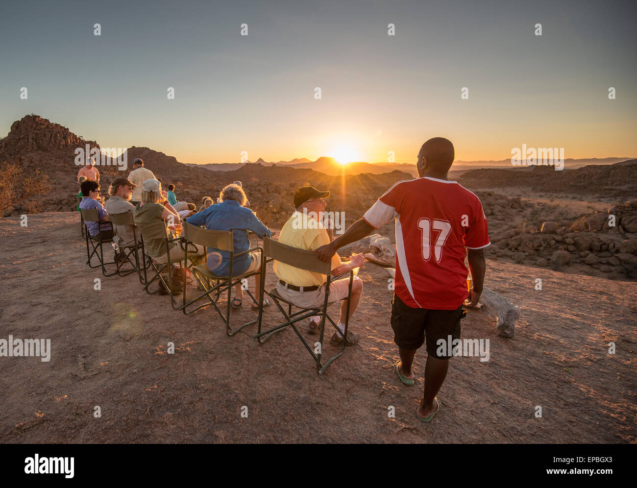L'Afrique, la Namibie. Coucher du soleil à Mowani Mountain Camp. Bénéficiant d'un groupe de boissons au coucher du soleil. Banque D'Images
