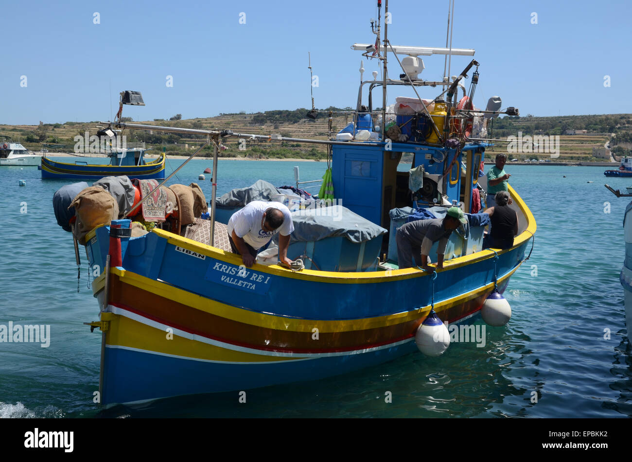 Luzzu maltais traditionnel dans le port de Marsaxlokk Banque D'Images