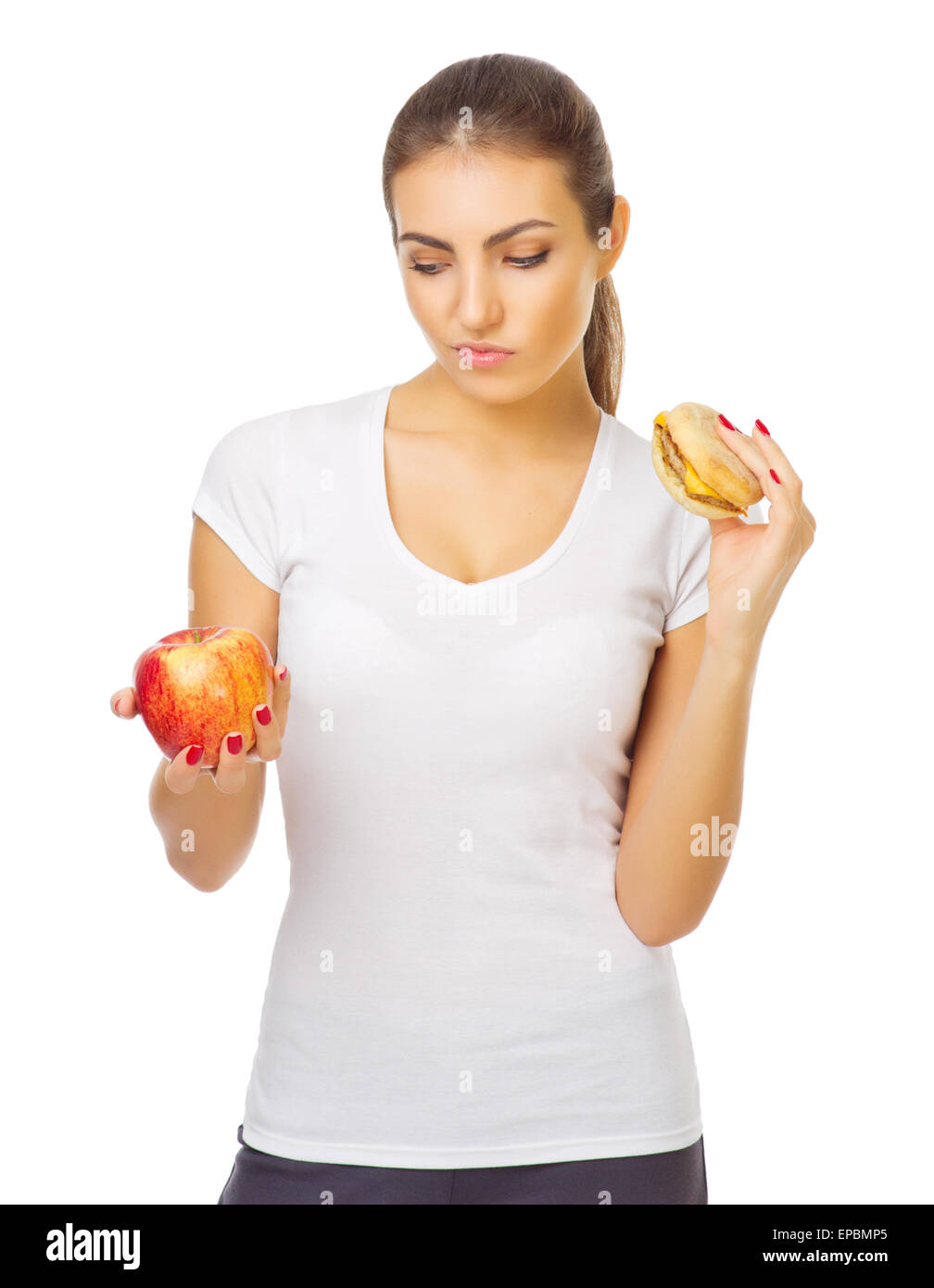 Jeune femme avec apple et isolées du hamburger Banque D'Images