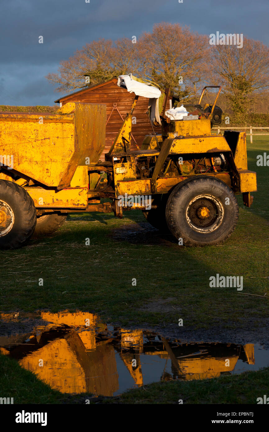Un vieux millésime camion dumper Thwaites utilisée pour nettoyer l'enclos de terre noire Banque D'Images