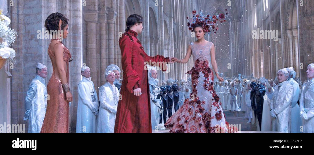 JUPITER ASCENDING 2015 Warner Bros film avec de gauche à droite : Gugu Mbatha-Raw, Douglas Booth et Mila Kunis Banque D'Images