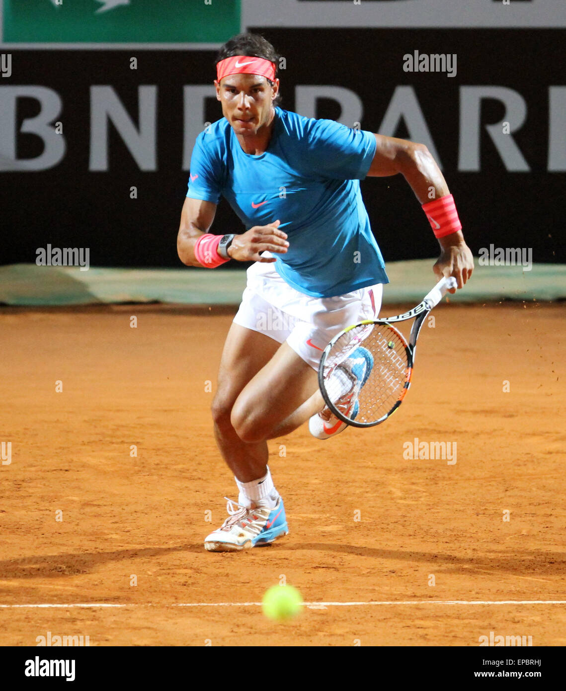 Rome, Italie. 15 mai, 2015. Les yeux de l'Espagne de Rafael Nadal la balle  à Stan Wawrinka Suisse au cours de l'Open de Tennis ATP match quart tournoi  au Foro Italico, le