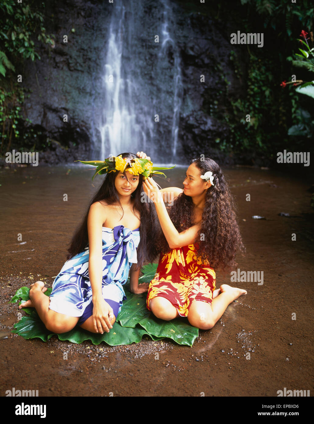 Les femmes tahitiennes en une cascade ; Tahiti Banque D'Images