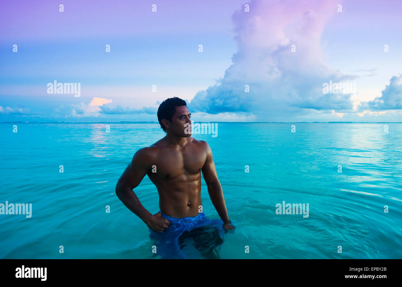 Le bain au coucher du soleil ; Savaii, Samoa Banque D'Images