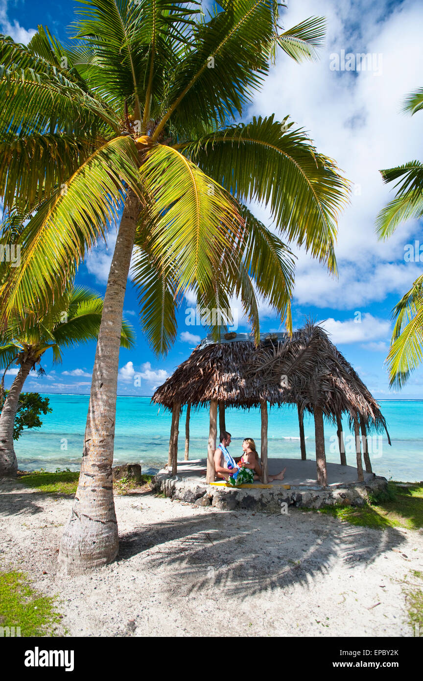 Un couple dans une plage fale (HUT) ; l'île de Savaii, Samoa Banque D'Images