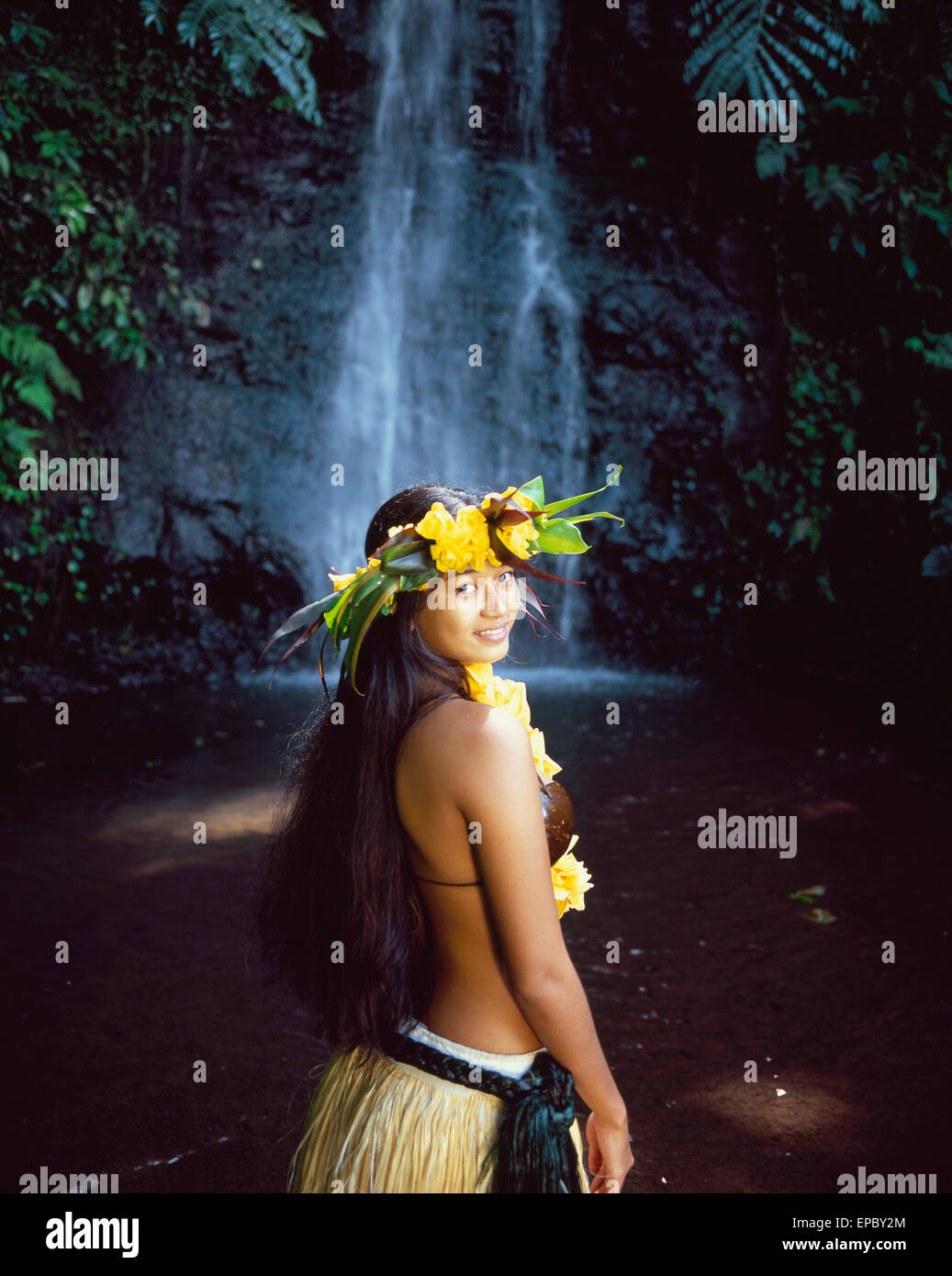 Tahitienne portant jupe d'herbe en cascade ; baignade Tahiti Banque D'Images