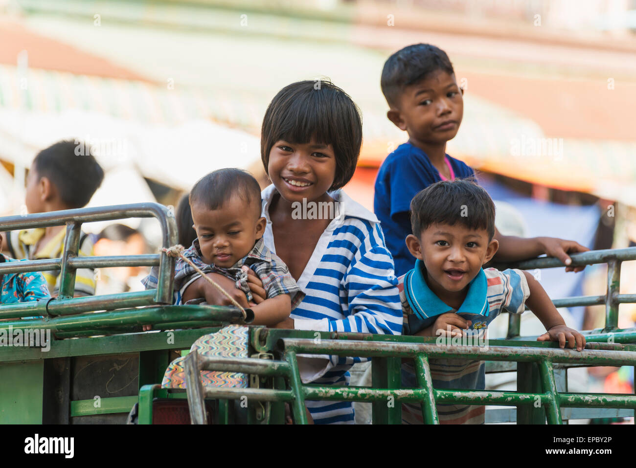 Portrait des enfants autour de l'ancien marché, Battambang, Cambodge Banque D'Images