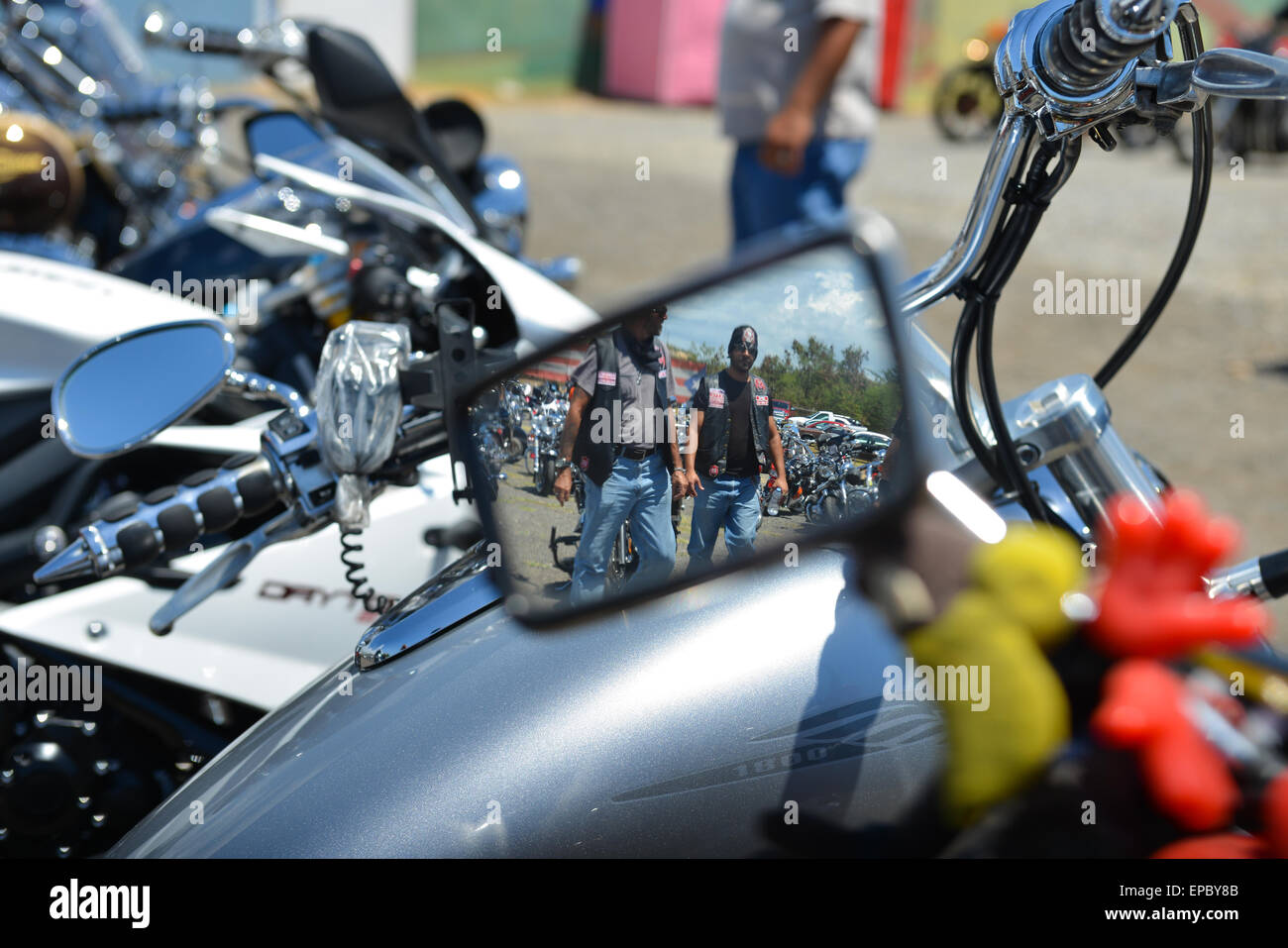 La réflexion sur un miroir de vélo au cours d'une manifestation moto à Ponce, Porto Rico. L'île des Caraïbes. USA territoire. Banque D'Images