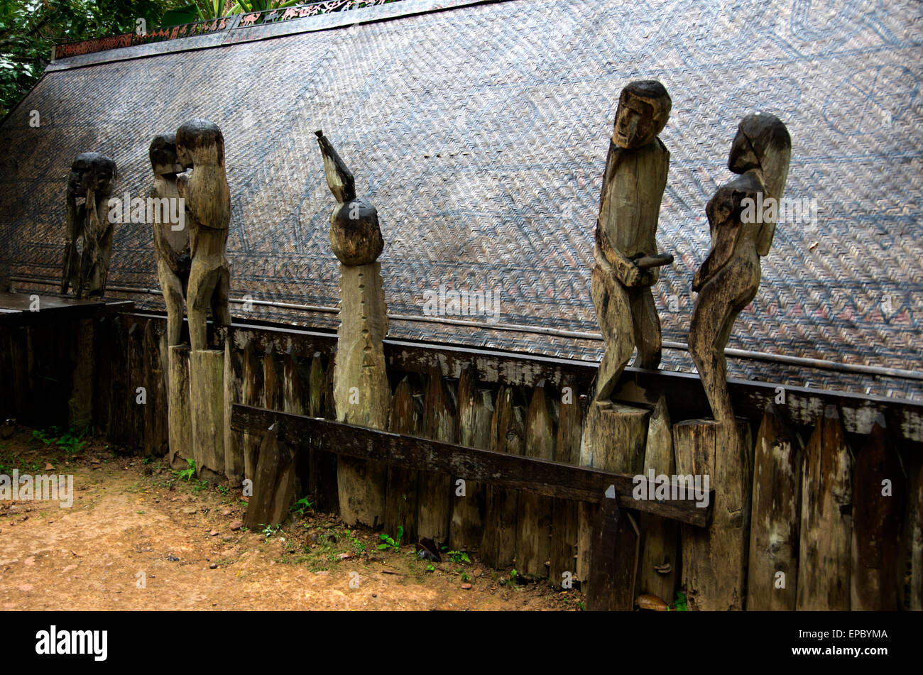 Musée d'Ethnologie - Jaral, Giorai tombe, des statues d'hommes et de femmes montrant private parts sybolize la fertilité et de la naissance et de la mort Banque D'Images