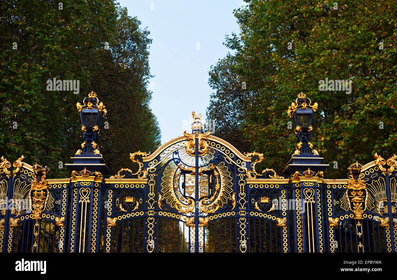 Les portes royales à Green Park, près de Buckingham Palace, Londres, Angleterre Banque D'Images