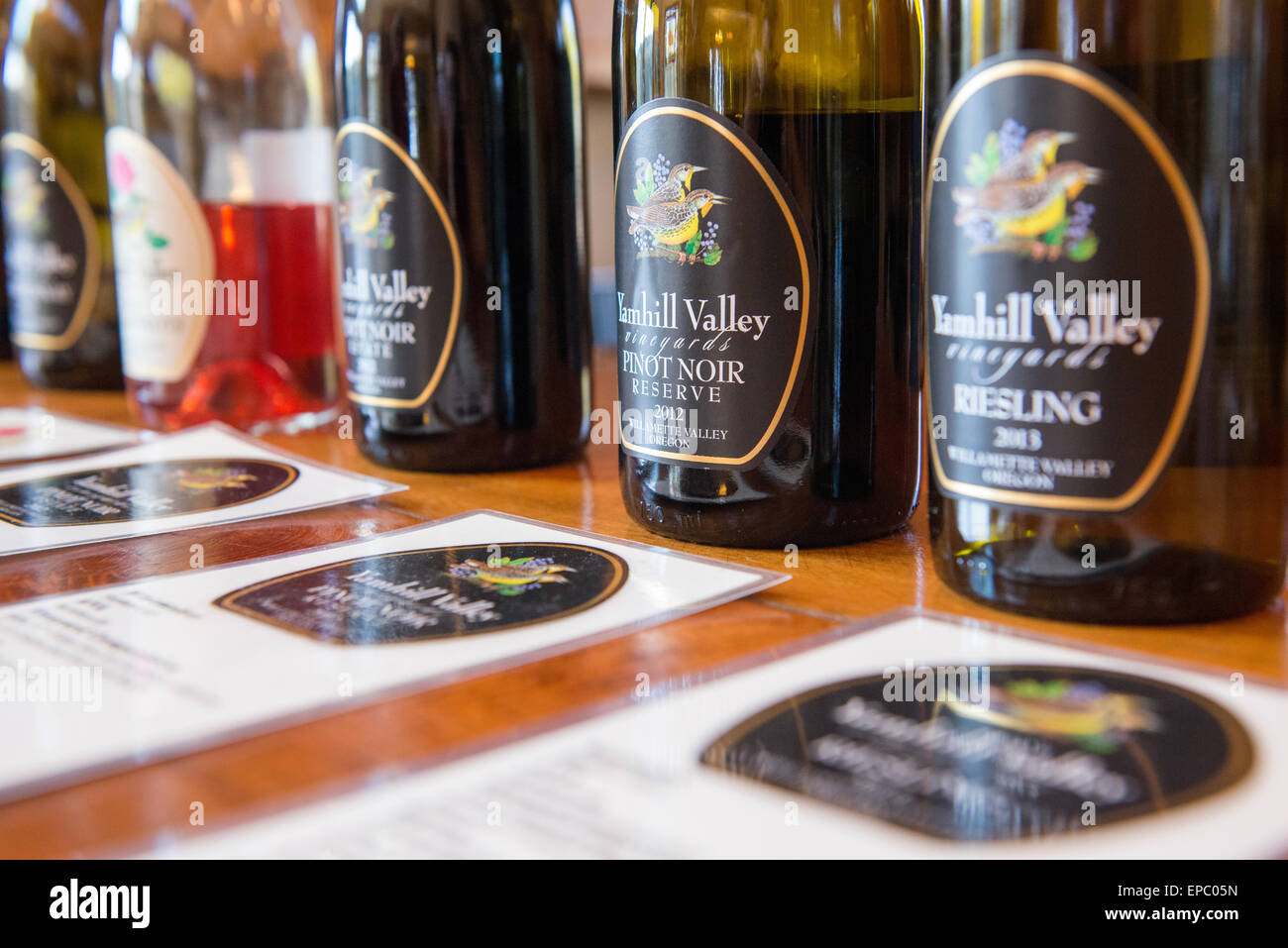 Yamhill Valley Vineyards les bouteilles de vin sont alignés pour une dégustation dans leur salle de dégustation près de McMinnville, Oregon. Banque D'Images