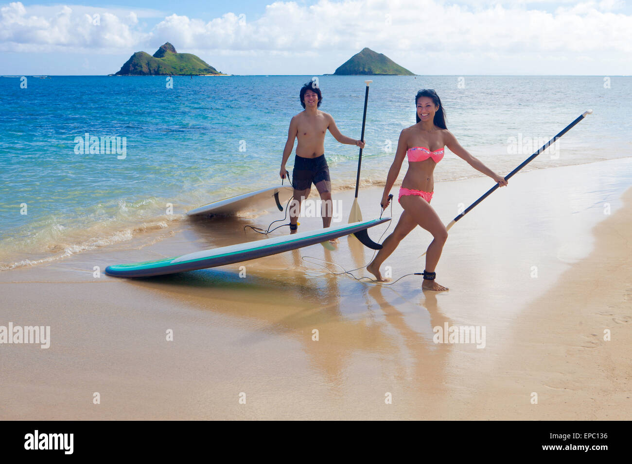 Couple japonais on stand up paddleboards à Hawaï Banque D'Images