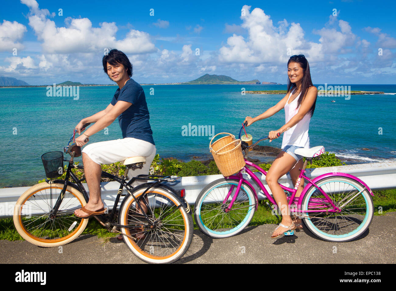 Couple japonais sur des vélos à Hawaï Banque D'Images