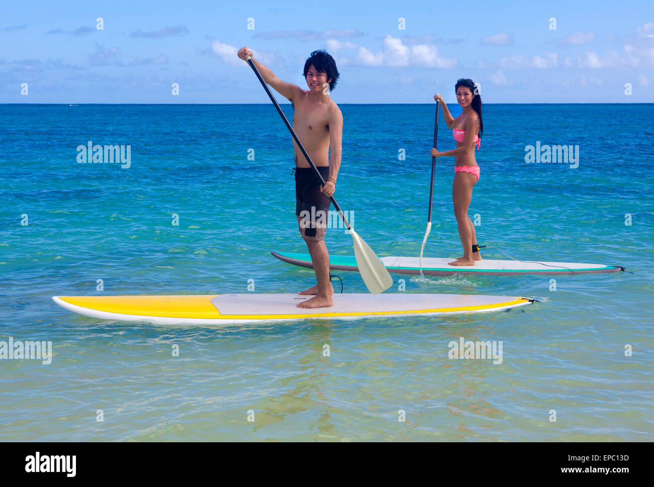 Couple japonais on stand up paddleboards à Hawaï Banque D'Images